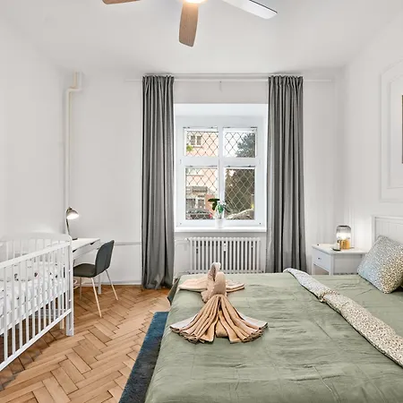 Elegant Old Town 2br With Parking 브라티슬라바