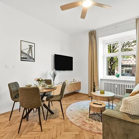 Elegant Old Town 2br With Parking 브라티슬라바