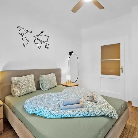 Elegant Old Town 2br With Parking 아파트 *