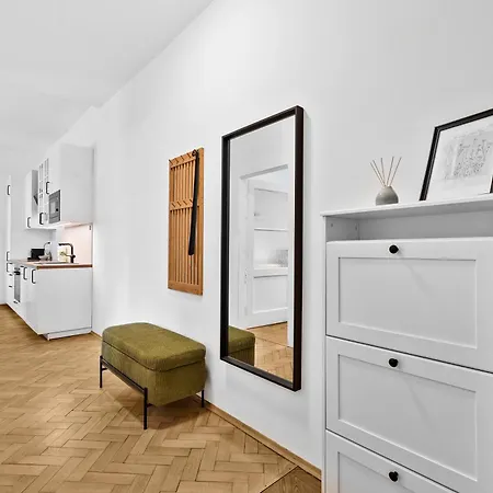 Elegant Old Town 2br With Parking 브라티슬라바